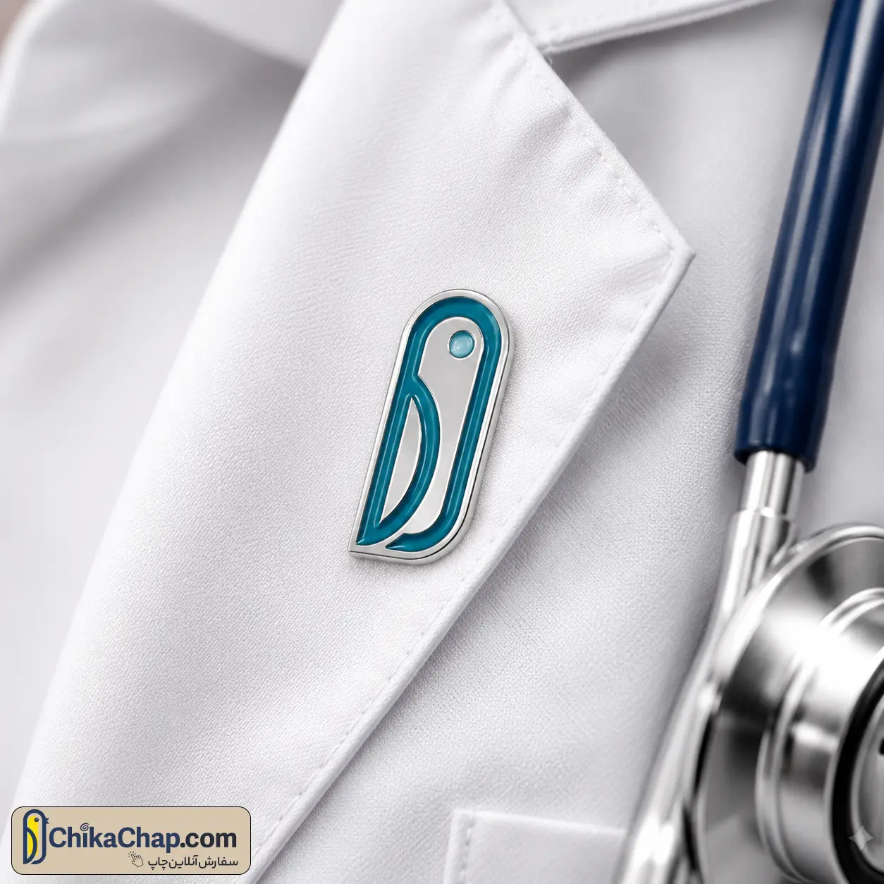 اتیکت و بج سینه مگنت دار با طرح لوگو شرکتی روی روپوش 